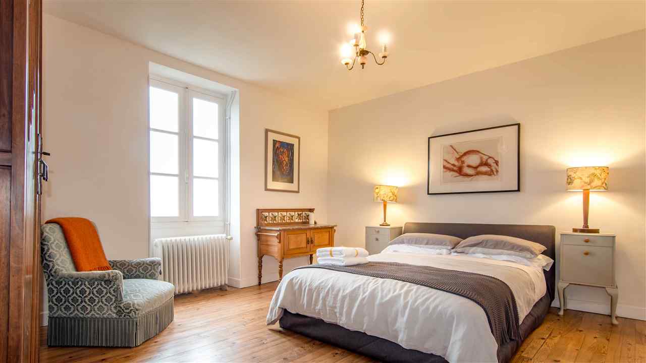 resized-2349823-The Orangerie TV screen (18)-2.jpg